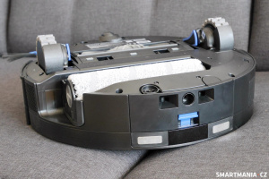 Spodní strana robota odhaluje kartáče a mop Spodní strana robota odhaluje kartáče a mop