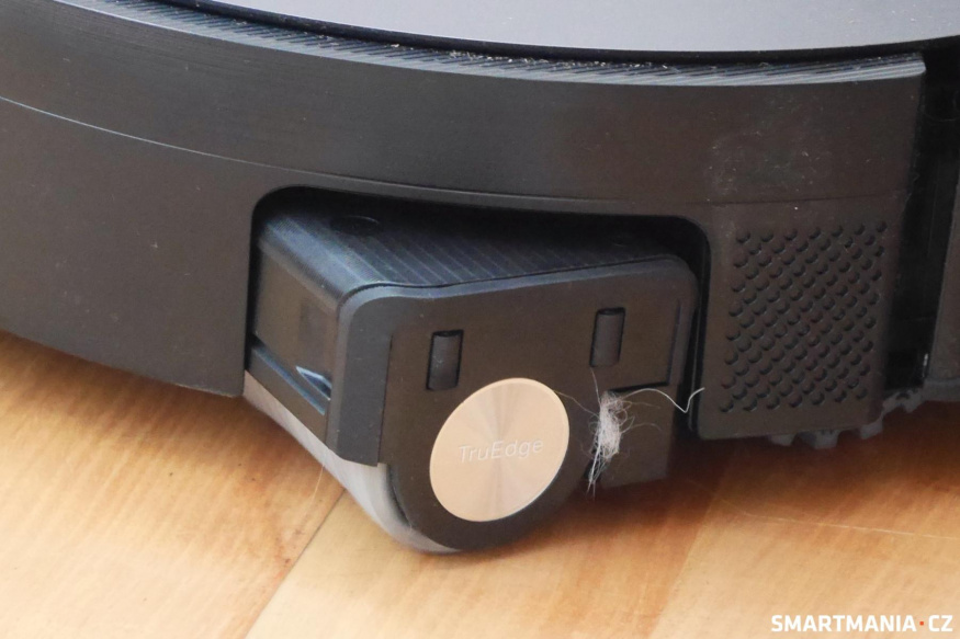 Kolečko se umí vysunout, aby se vysavač dostal i do těžko přístupných míst Kolečko se umí vysunout, aby se vysavač dostal i do těžko přístupných míst