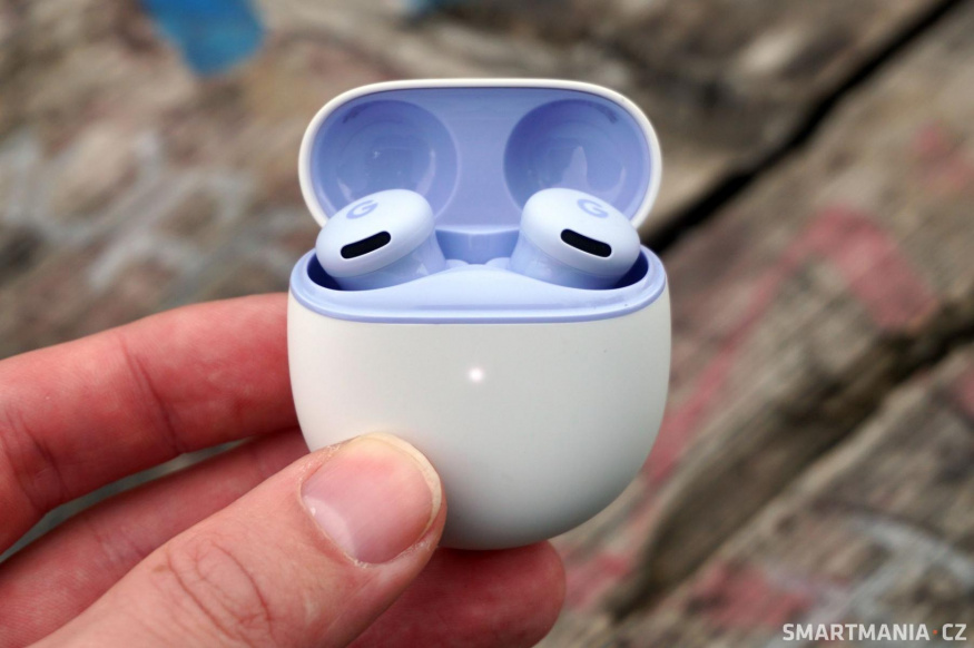 Na pouzdru Pixel Buds 2a je miniaturní dioda signalizující párování nebo vybitou baterku Na pouzdru Pixel Buds 2a je miniaturní dioda signalizující párování nebo vybitou baterku