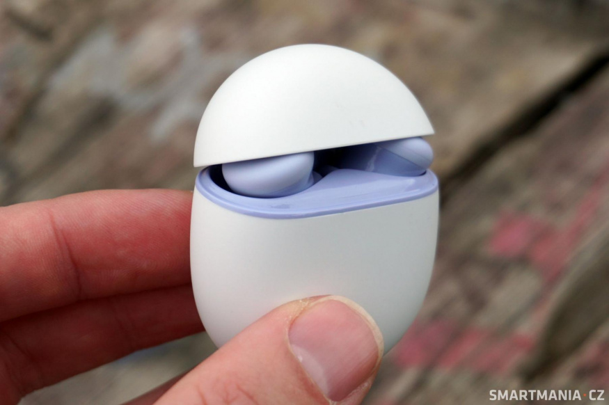 Magnety drží sluchátka v pouzdru i v poloze, která neumožňuje jeho zavření Magnety drží sluchátka v pouzdru i v poloze, která neumožňuje jeho zavření