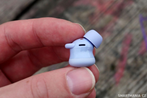 Všimněte si výčnělku vlevo – právě ten by měl sluchátko v uchu stabilizovat Všimněte si výčnělku vlevo – právě ten by měl sluchátko v uchu stabilizovat