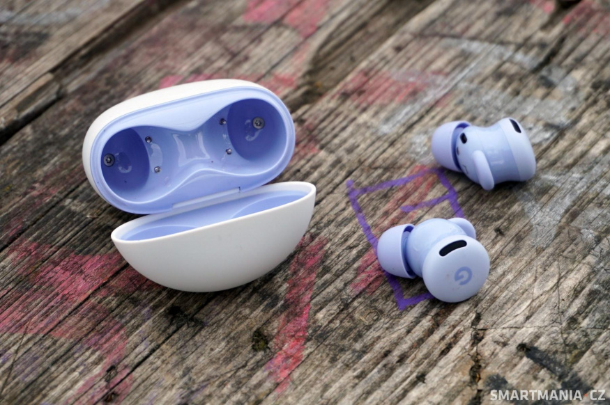 Pouzdro Google Pixel Buds 2a nemá ostré rohy, takže se příjemně nosí po kapsách Pouzdro Google Pixel Buds 2a nemá ostré rohy, takže se příjemně nosí po kapsách