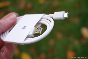 Kabel překvapivě nemá USB-C na obou koncích