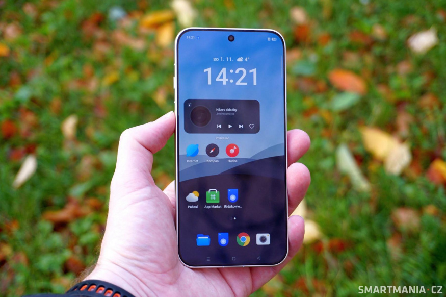 Tenké rámečky opticky odlehčují už tak slušných 224 gramů hmotnosti