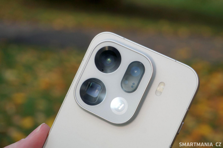 Pod správným úhlem je trochu vidět, co se ve kterém objektivu skrývá