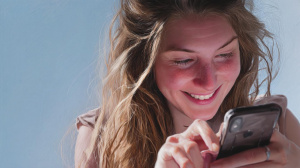 Veselá žena používající iPhone (ilustrační obrázek)