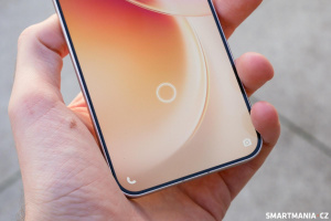 Spodní hrana displeje se čtečkou otisků