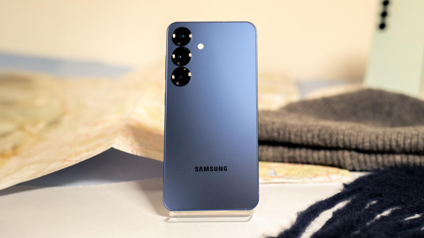 Samsung Galaxy S25 v modré barvě Samsung Galaxy S25 v modré barvě