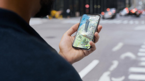 Muž držící chytrý telefon s aplikací Apple Maps (Ilustrační obrázek)