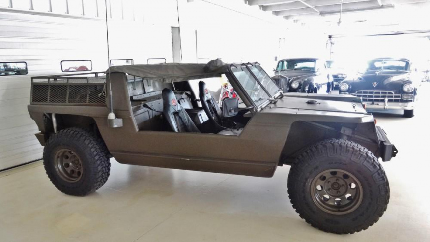 FMC XR311 připomínal víc buginu než SUV nebo pick-up, ale využíval už některá budoucí řešení, jako třeba středovou konzoli pro zvýšení světlé výšky FMC XR311 připomínal víc buginu než SUV nebo pick-up, ale využíval už některá budoucí řešení, jako třeba středovou konzoli pro zvýšení světlé výšky