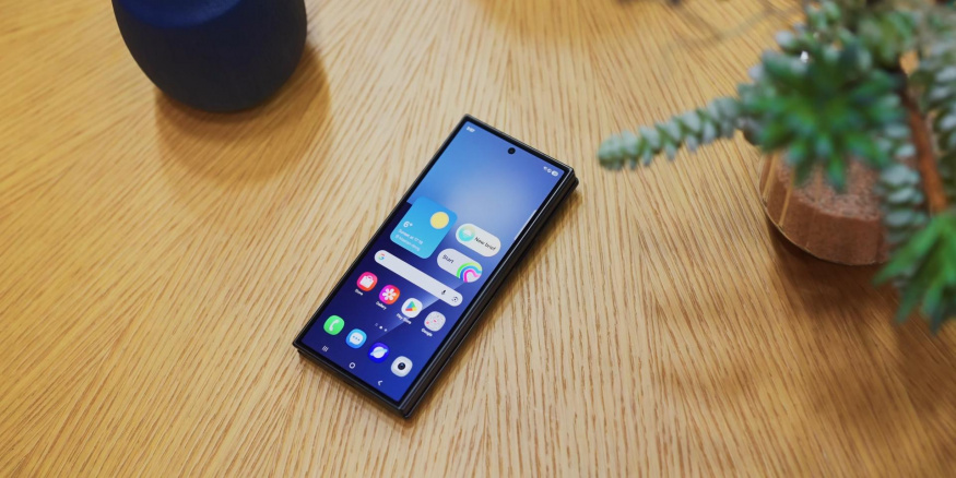 Samsung Galaxy Z TriFold zvenku