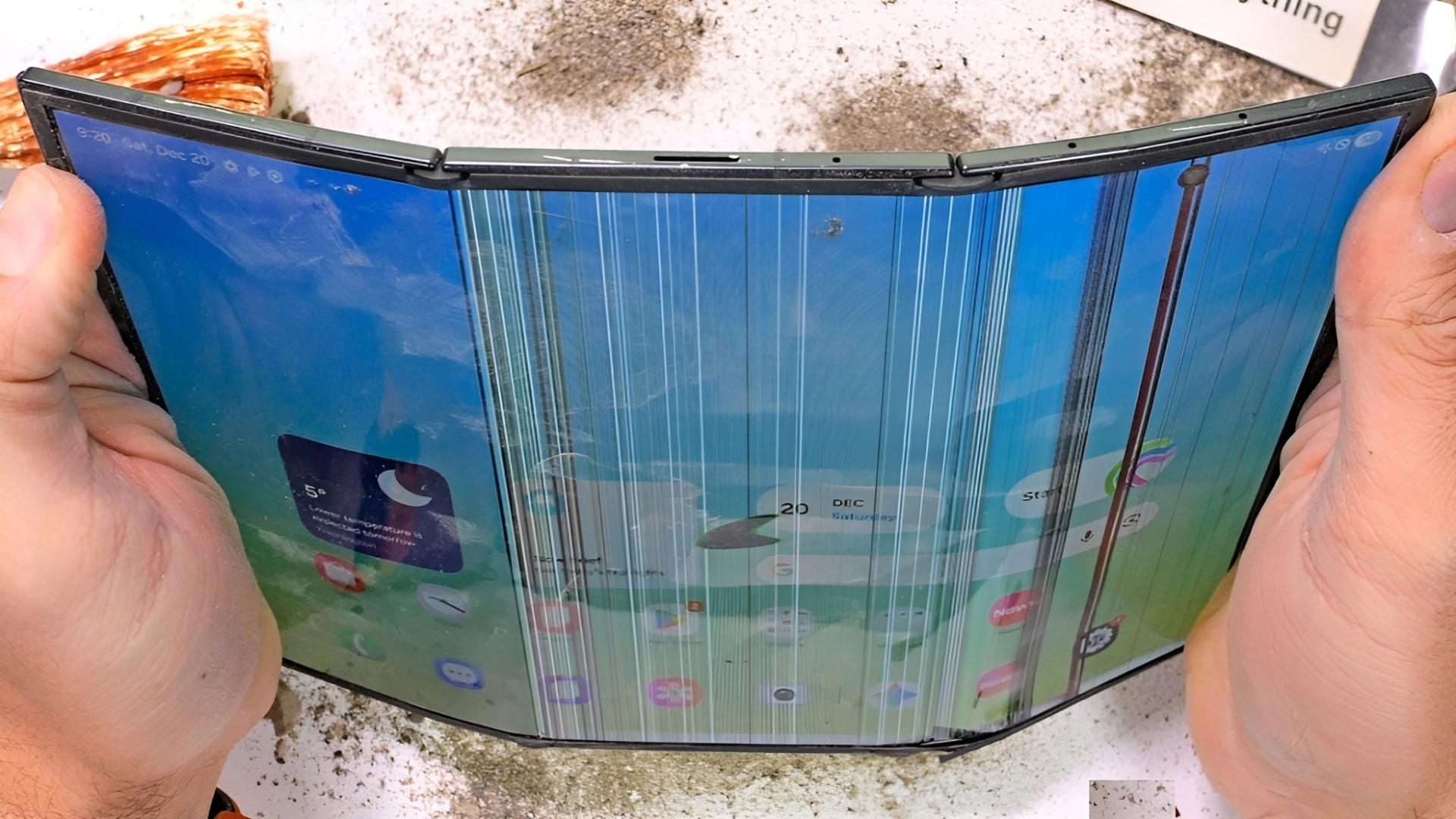 Galaxy Z TriFold v testu odolnosti: futuristická skládačka naráží na limity reality