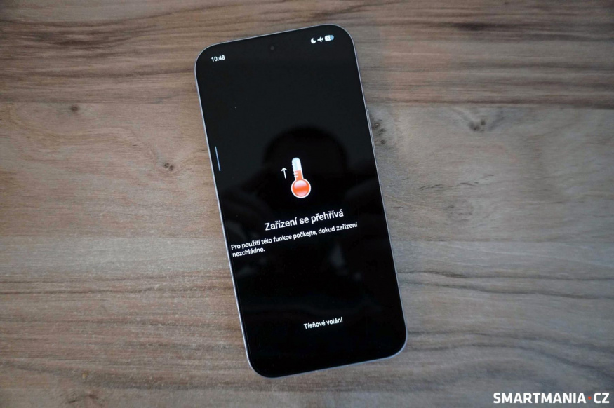 Tohle není příliš dobrá vizitka optimalizace. Při každém spuštění Extreme Stress testu v 3DMarku došlo k přehřátí telefonu a následném vypnutí. Stát se vám to může i při stříhání videa nebo hraní náročné hry. Tohle není příliš dobrá vizitka optimalizace. Při každém spuštění Extreme Stress testu v 3DMarku došlo k přehřátí telefonu a následném vypnutí. Stát se vám to může i při stříhání videa nebo hraní náročné hry.