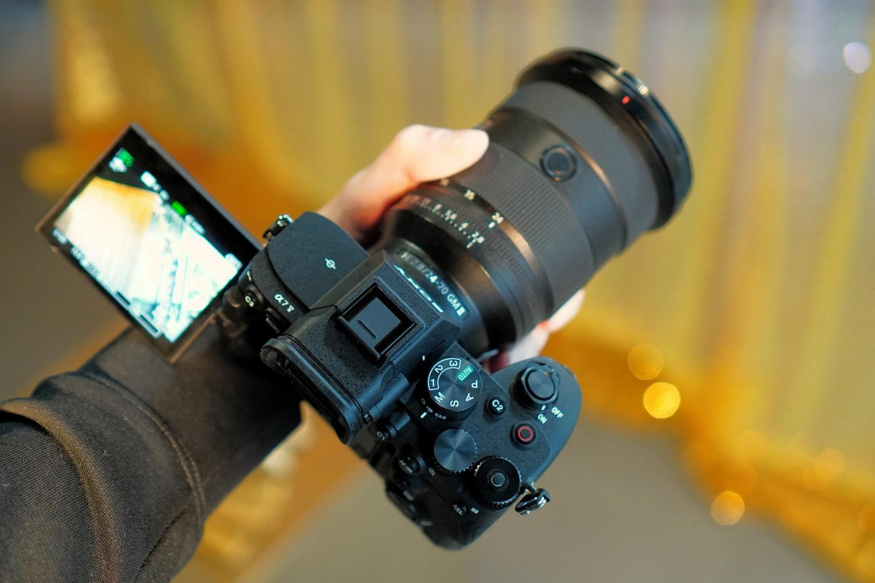 Sony Alpha 7 V v ruce redaktora