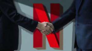 Dva byznysmeni podávající si ruce před logem Netflixu (ilustrační obrázek)