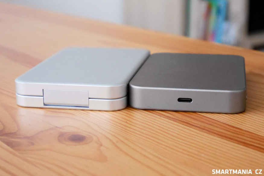 Vlevo UltraBase 4v1 Fold, napravo standardní Epico MagSafe powerbanka s kapacitou 10 000 mAh Vlevo UltraBase 4v1 Fold, napravo standardní Epico MagSafe powerbanka s kapacitou 10 000 mAh