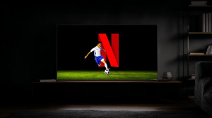 Fotbalista v televizi s logem Netflix (Ilustrační obrázek)