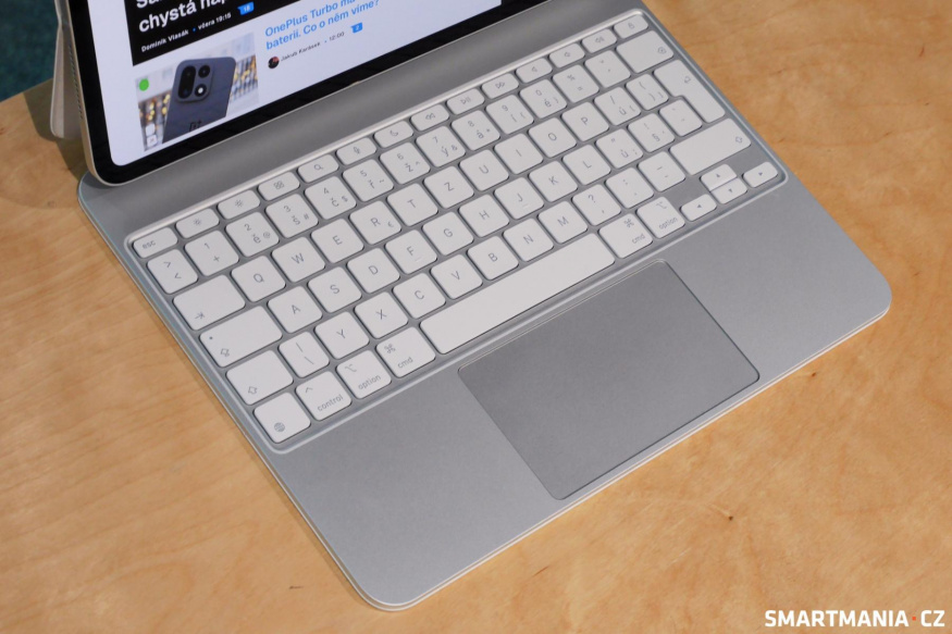 Magic Keyboard přidává trackpad i řadu funkčních kláves, takže se iPad ovládá blíž notebooku Detail trackpadu a kláves Magic Keyboardu pro iPad Pro M5
