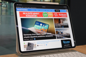 iPad Pro M5 v Magic Keyboardu s otevřeným Safari