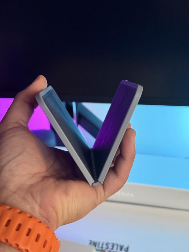 Maketa iPhonu Fold vytištěná na 3D tiskárně Maketa iPhonu Fold vytištěná na 3D tiskárně