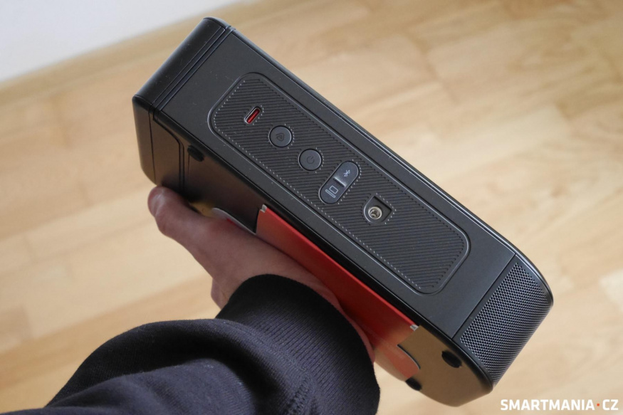 Jeden z odnímatelných „zadních“ reproduktorů JBL Jeden z odnímatelných „zadních“ reproduktorů JBL