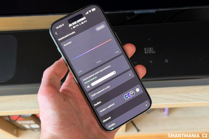 Mobilní aplikace je přehledná a samozřejmě plně lokalizovaná do češtiny Mobilní aplikace je přehledná a samozřejmě plně lokalizovaná do češtiny