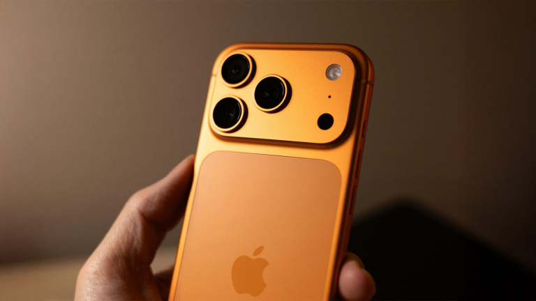 Chytrý telefon iPhone 17 Pro v oranžové barvě
