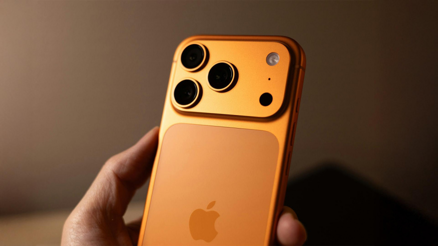 Chytrý telefon iPhone 17 Pro v oranžové barvě Chytrý telefon iPhone 17 Pro v oranžové barvě