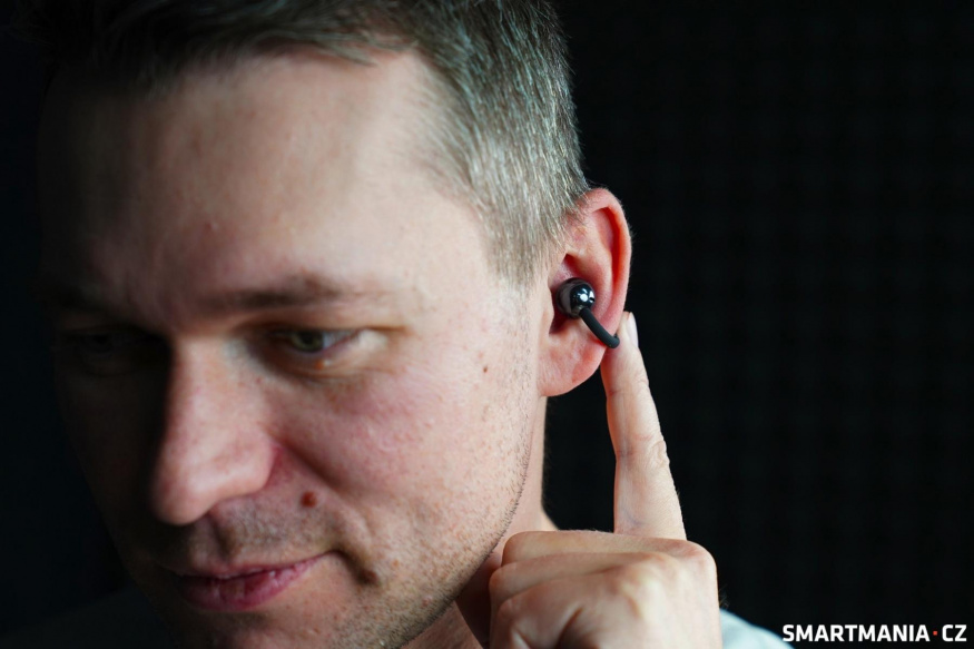 Sluchátka lze ovládat pomocí gest i pohybem hlavy Sluchátka lze ovládat pomocí gest i pohybem hlavy