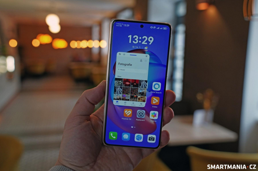Huawei Mate X7 v zavřeném stavu Huawei Mate X7 v zavřeném stavu