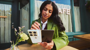 Motorola Razr Fold v ruce uživatelky