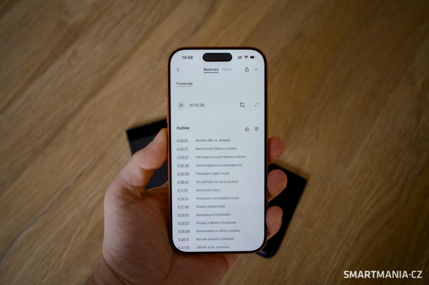 iPhone s přepisem nahrávky v aplikaci Plaud