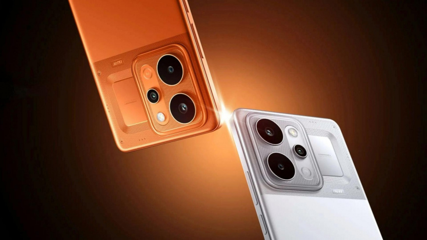 Realme P4 (b) Realme P4 v oranžové a stříbrné barvě