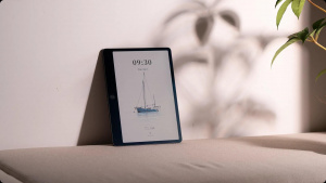 Tcl Note A1 NxtPaper opřený o zeď