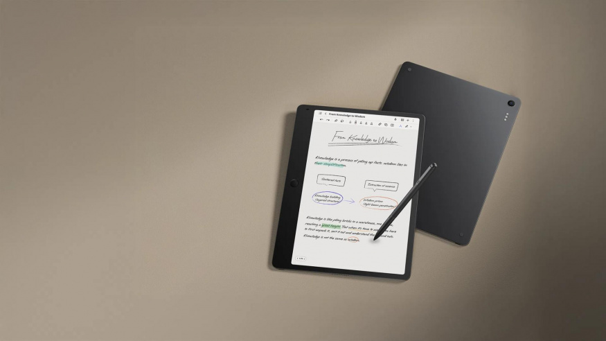 TCL Note A1 Nxtpaper ležící na stole TCL Note A1 Nxtpaper ležící na stole