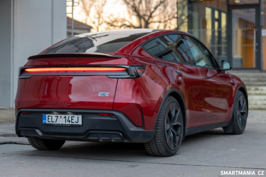 Zadní světelný pás poutá pozornost Zadní světelný pás poutá pozornost