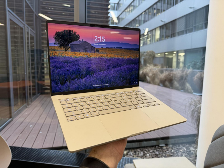 Zenbook A14 v barvě beige Zenbook A14 v barvě beige