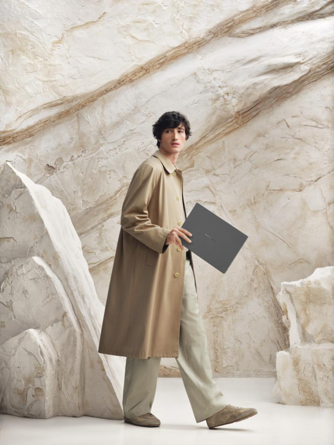 Zenbook A16 (1) Zenbook A16 v ruce uživatele