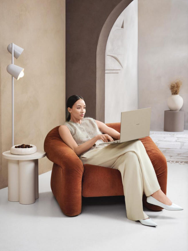 Zenbook A16 v ruce uživatele Zenbook A16 v ruce uživatele