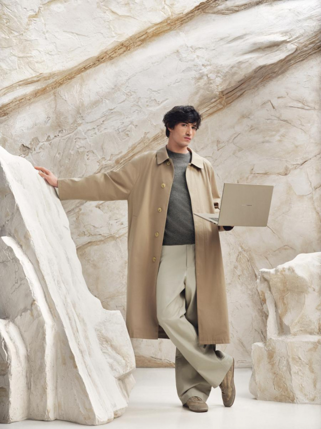 Zenbook A16 v ruce uživatele Zenbook A16 v ruce uživatele