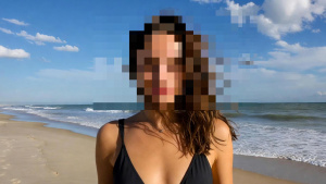 Grok zaplavily polonahé fotky v bikinách