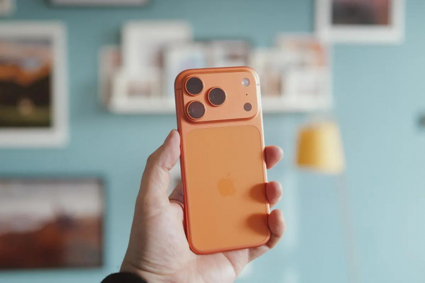 iPhone 17 Pro v oranžové barvě iPhone 17 Pro v oranžové barvě