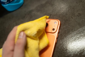 Aplikace chemikálií na iPhone 17 Pro s cílem změnit jeho barvu Aplikace chemikálií na iPhone 17 Pro s cílem změnit jeho barvu