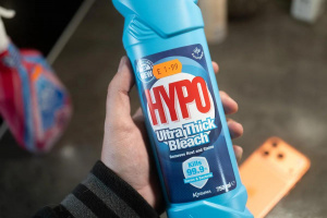 Aplikace chemikálií na iPhone 17 Pro s cílem změnit jeho barvu Aplikace chemikálií na iPhone 17 Pro s cílem změnit jeho barvu