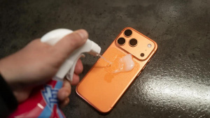 Aplikace chemikálií na iPhone 17 Pro s cílem změnit jeho barvu Aplikace chemikálií na iPhone 17 Pro s cílem změnit jeho barvu