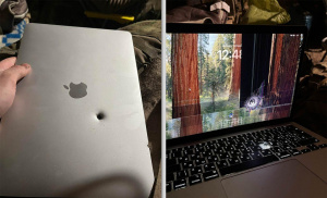 Macbook Air poškozený střepinou z dělostřeleckého granátu