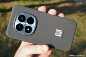 Kryt utlumí výrazný lesk stříbrného těla telefonu Kryt utlumí výrazný lesk stříbrného těla telefonu