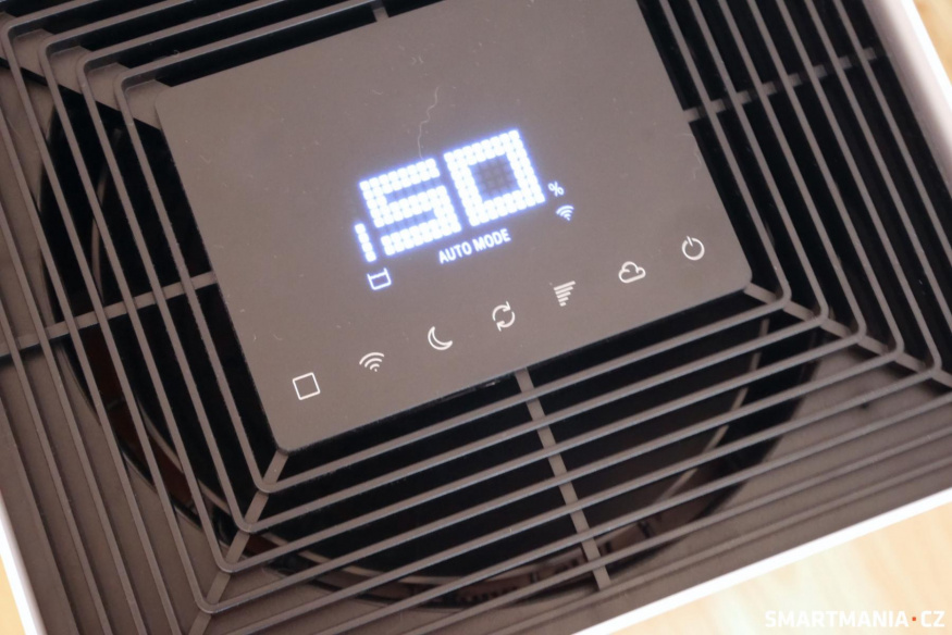 Detail na dotykový LED displej Detail na dotykový LED displej