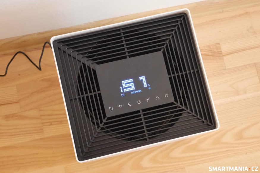 Horní část ukrývá ventilátory, její dominantou je displej Horní část ukrývá ventilátory, její dominantou je displej