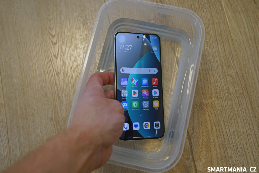 Telefon jsme vložili do vaničky s převařenou vodou, která následně putovala do mrazáku Telefon jsme vložili do vaničky s převařenou vodou, která následně putovala do mrazáku